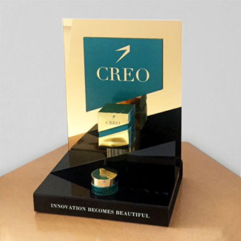 Espositore in plexiglass nero e oro a specchio da 3mm, stampa diretta con bianco, sagomatura per esposizione prodotti e scatole.